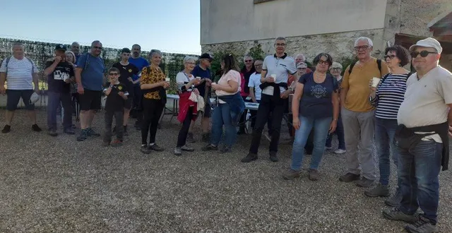 photo  les marcheurs de la première randonnée pour la lutte contre le cancer font une halte aux gauliers, chez michèle et luc charrier.  &copy;  co 