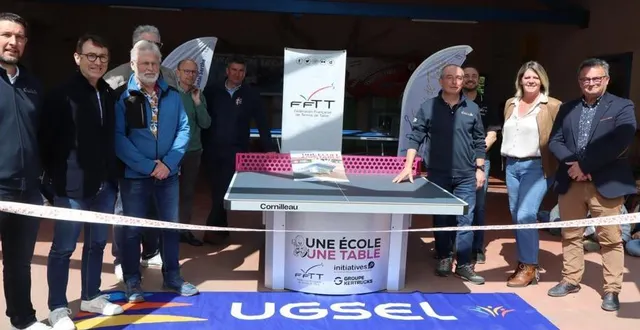 photo  le président de la fftt, gilles erb, (deuxième à gauche) va procéder à la coupe du ruban.  &copy;  le maine libre 