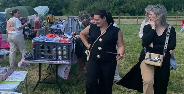 photo  le bric-à-brac se tenait sur la plaine du stade de football.  &copy;  le maine libre 