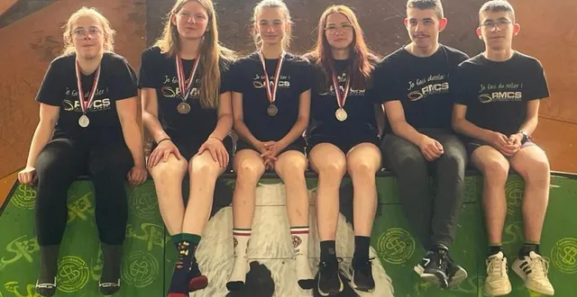 photo  une partie de l’équipe freestyle du club rmcs au spot du mans est montée sur le podium.  &copy;  le maine libre. 