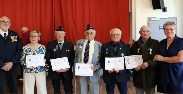 photo  les décorés avec la maire carole roger et le président de la section.  &copy;  le maine libre 