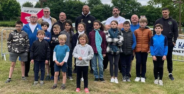 photo  les participants réunis autour des champions.  &copy;  le maine libre 