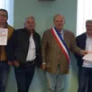 photo  en amont du conseil municipal, le maire, gwénaël de sagazan, entouré des maires délégués et de conseillers municipaux, a reçu des mains de nicole leboucher, à droite, le manifeste de la fédération nationale de la chasse de la chasse 