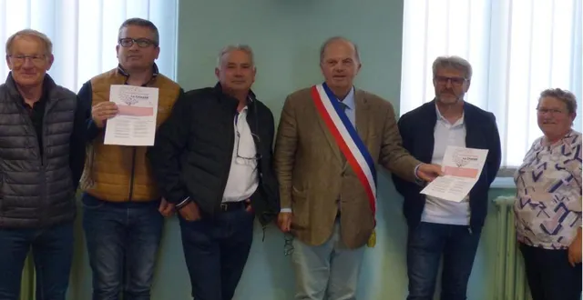 photo  en amont du conseil municipal, le maire, gwénaël de sagazan, entouré des maires délégués et de conseillers municipaux, a reçu des mains de nicole leboucher, à droite, le manifeste de la fédération nationale de la chasse de la chasse  &copy;  ouest-france 