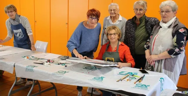 photo  annie françois, (2e à gauche), apporte ses conseils aux élèves de l’atelier récré art.  &copy;  ouest-france 