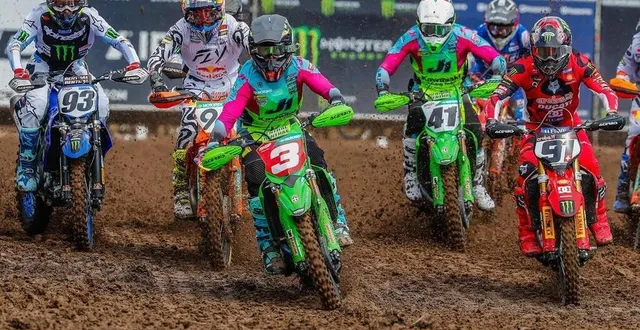 photo  romain febvre (n°3) arrive à ernée en leader du championnat du monde mxgp.  &copy;  pascal haudiquert/mediacross 