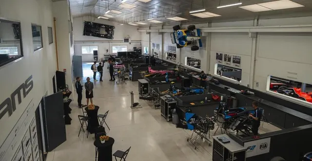 photo  chez dams, les souvenirs du passé côtoient les monoplaces d’aujourd’hui. témoin, la f1 de 1995 ou la cadillac du mans. sébastien frère, a connu toutes ces périodes et partage son savoir-faire, en tant que chef d’atelier.  &copy;  dams / com’on track 