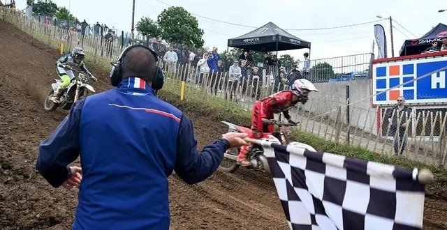 photo  le drapeau à damiers annonce l’arrivée d’une manche, comme ici en juin 2022 lors du grand prix de france de motocross sur le circuit raymond-demy, à ernée (mayenne).  &copy;  archives marc ollivier/ouest-france 