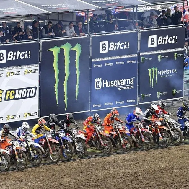 photo un départ de course emx125 du grand prix de france de motocross sur le circuit raymond-demy, à ernée (mayenne) en juin 2022.  ©  archives marc ollivier/ouest-france