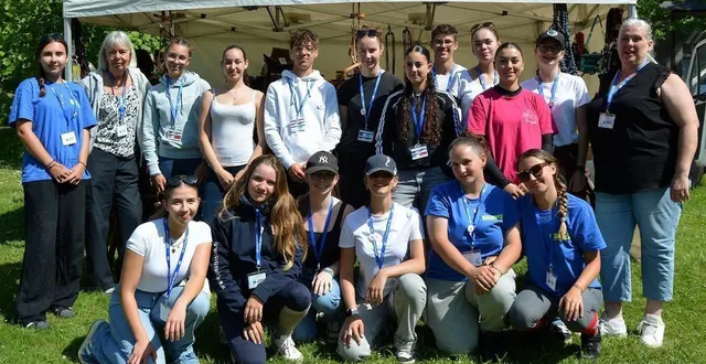 photo  marie-françoise boutet, présidente du comité régional de tourisme équestre des pays de la loire (2e en partant de la gauche), aux côtés des bénévoles et élèves de 1re bac pro à l’agricampus de laval.  &copy;  ouest-france 