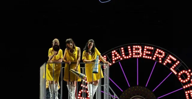 photo  « la flûte enchantée » version 2025 se déroule dans l’univers populaire et coloré d’une fête foraine. la représentation du 18 juin au grand théâtre d’angers sera projetée sur grand écran place du ralliement et dans une quinzaine de communes du maine-et-loire.  &copy;  laurent guizard 