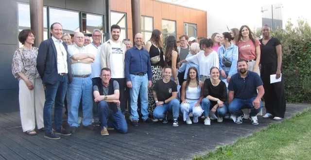 photo  les élus ont accueilli à la mairie les valeureuses basketteuses de lamboisières-martin basket qui joueront en nationale 1 la saison prochaine. thomas belaud est aux côtés de franck poquin. anthony piou est à l’extrême gauche.  &copy;  ouest-france 