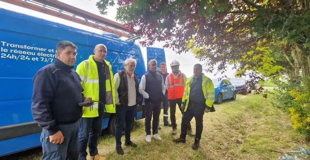 photo  au premier plan, édouard nourry, pilote de drone, m. clavier à ses côtés, puis des élus et techniciens.  &copy;  co 