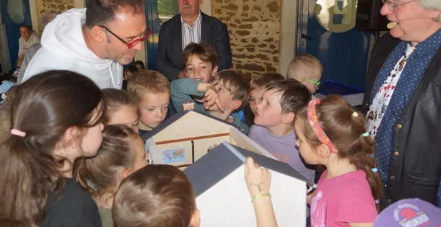 photo  la semaine dernière, tony mann a présenté la maquette d’une salle de classe au 1/20e, qui a nécessité 500 heures de travail.  &copy;  ouest-france 