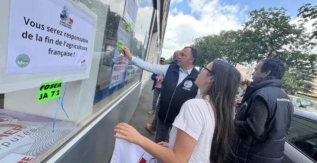 photo  ce vendredi 23 mai, au mans (sarthe), des agriculteurs étaient devant la permanence de la députée élise leboucher.  &copy;  ouest-france. 