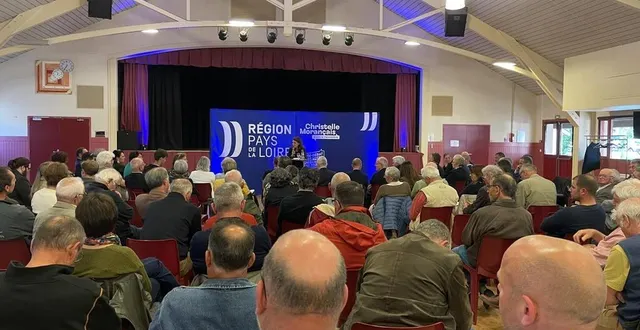 photo  christelle morançais s’est entretenue avec des sarthois à marolles-les-braults.  &copy;  le maine libre 