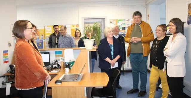 photo  la sous-préfète, sandy lecoq-espallargas, visitait pour la première fois la maison france services à vimoutiers.  &copy;  ouest-france 