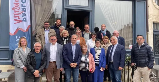 photo  bruno balloche, les élus et les partenaires lors de la rencontre parlons artisanat.  &copy;  ouest-france 