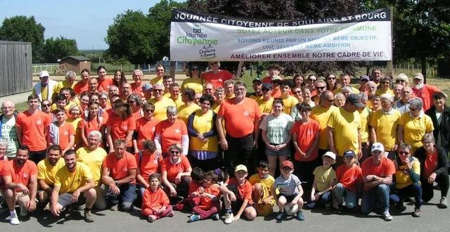 photo  au retour des chantiers, le maire entouré de tous les bénévoles participant à cette journée citoyenne.  &copy;  co 