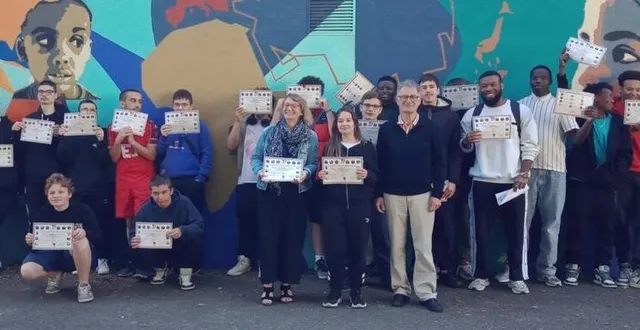 photo  une fresque a été réalisée avec une artiste, ici avec les élèves passeurs de mémoire, en compagnie de daniel rochepault, président du comité local d’angers du souvenir français.  &copy;  co 