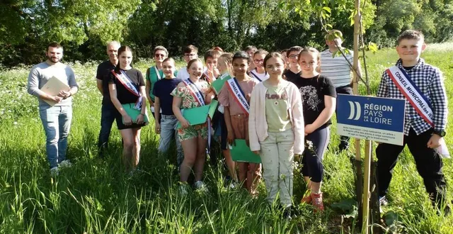 photo  à gauche thomas joly, de la chambre de l’agriculture 49, frédéric robert, président de l’antenne segréenne, marie-thérèse dilé, encadrante cmj et le conseil municipal des jeunes.  &copy;  co 