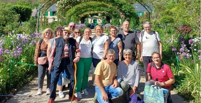 photo  treize adultes de l’association baz’arts oizéen posent devant l’entrée du jardin de claude monet.  &copy;  baz’arts oizéen 