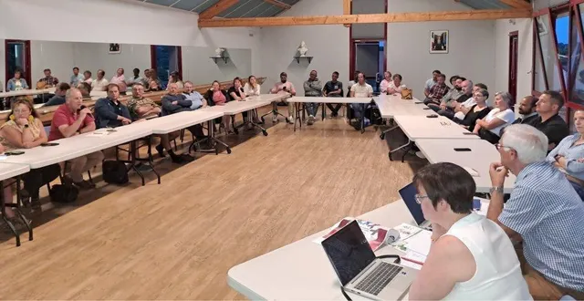 photo  une trentaine de personnes ont participé à la rencontre entre le conseil municipal de coulans-sur-géeet les professionnels de la commune.  &copy;  le maine libre 