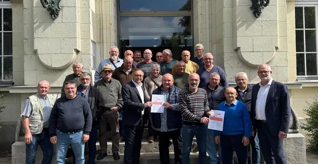 photo  les chasseurs autour du maire frédéric mortier et sylvain lefebvre, 1er adjoint.  &copy;  co 