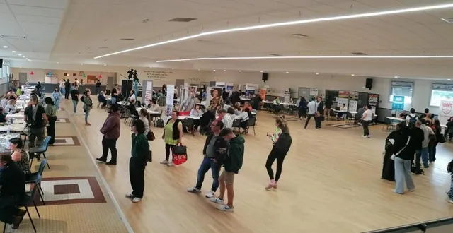 photo  la salle des fêtes mise à disposition par la municipalité a permis de recevoir entreprises et demandeurs d’emplois dans de bonnes conditions.  &copy;  ouest-france 