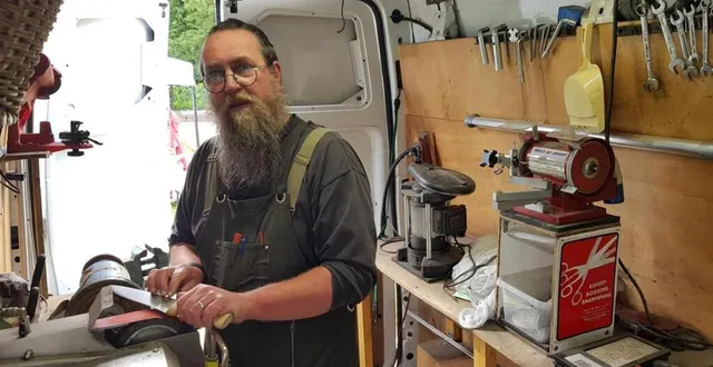 photo  dans son camion atelier, un geste sûr et précis : christophe redonne vie aux lames du quotidien.   &copy;  le maine libre 