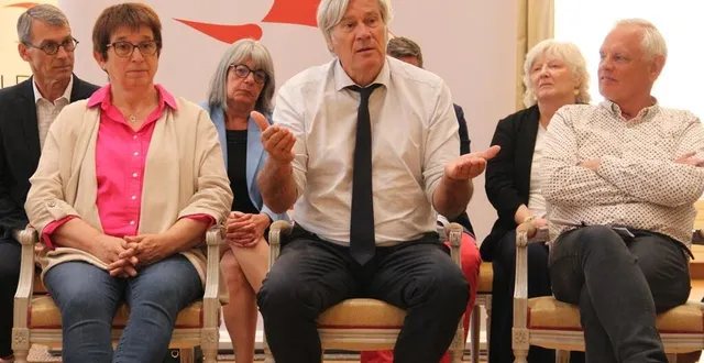 photo  stéphane le foll, président de le mans métropole, évalue à 10 632 946 € l’effort financier demandé à la collectivité par l’état, pour l’année 2025. ici entouré d’isabelle leballeur, maire de pruillé-le-chétif, et de gilles leproust, premier magistrat d’allonnes.  &copy;  ouest-france 