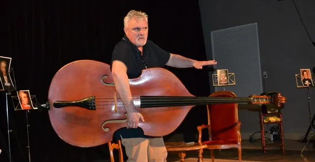 photo  frédéric top, ici dans une pièce de patrick süskind, « la contrebasse », se lance, après avoir longtemps joué avec la troupe tous ensemble de solesmes, dans une carrière de comédien professionnel.  &copy;  archives le maine libre 
