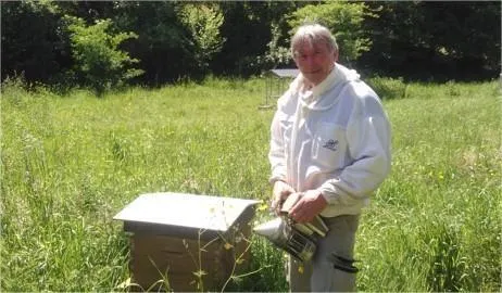 photo  michel moitte possède huit ruches : « j’ai dû les déplacer à cause de la prédation des frelons ».  &copy;  le maine libre 