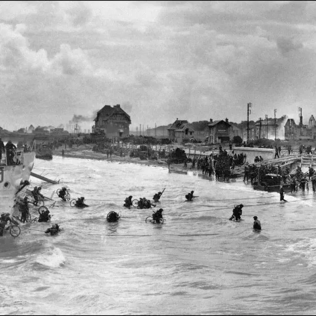 photo le 6 juin 1944, débarquement de troupes canadiennes à juno beach, sur la plage de bernières-sur-mer. le d-day est la première étape de l’opération overlord.  ©  iwm