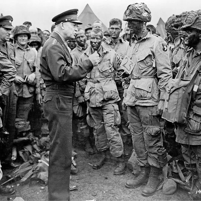 photo le général dwight david eisenhower, parlant aux parachutistes de la 101e division airborn, à l’heure de l’embarquement, le 5 juin 1944.  ©  us national archives