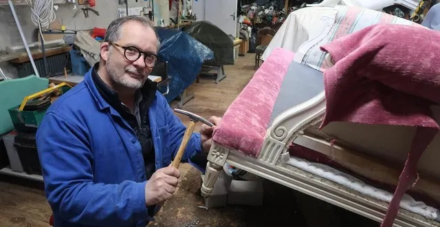 photo  beaufort-en-vallée, le 9 mai 2025. jean virfolet a repris en 1992 l’entreprise familiale de tapisserie d’ameublement, créée par son grand-père en 1929. 33 ans plus tard, il fait valoir ses droits à la retraite.  &copy;  co - agathe le nueff 