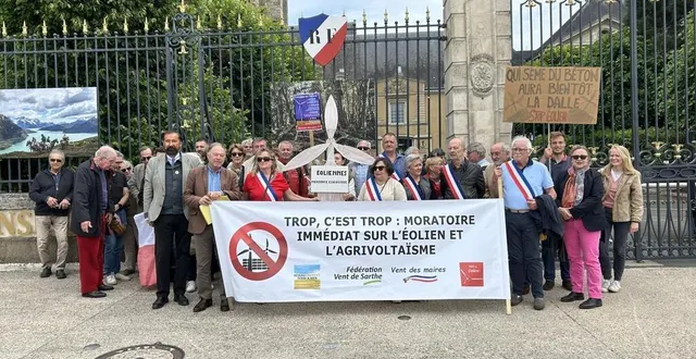 photo  le mans, samedi 24 mai 2025. une trentaine de personnes opposées à l’implantation d’éoliennes étaient rassemblées pour demander un moratoire sur les éoliennes. une délégation devait être reçue en préfecture.  &copy;  le maine libre 