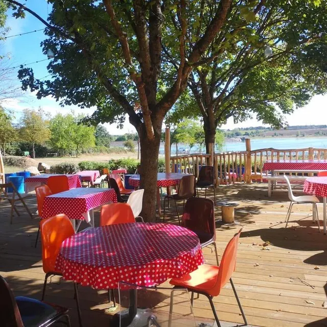 photo chez gus, à la tessouale, accueille un concert chaque week-end.  ©  guinguette chez gus