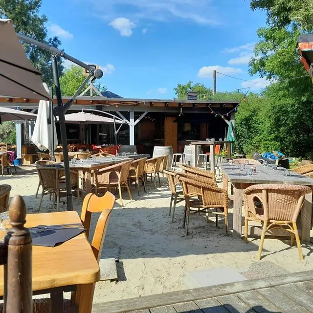 photo la cabane de thorigné, à thorigné-d’anjou, propose une paisible terrasse au bord de la mayenne.  ©  la cabane de thorigné