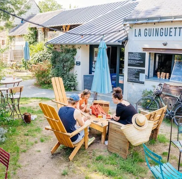 photo au bout de l’île, sur l’île de montjean-sur-loire, propose une cuisine maison et durable.  ©  les conteurs