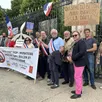 photo  à l’appel de vent de sarthe, des citoyens se sont rassemblés devant la préfecture du mans pour demander une autre politique énergétique. 