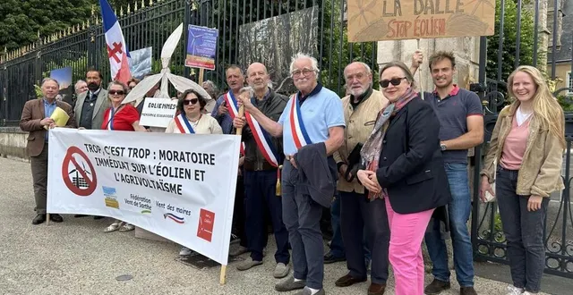photo  à l’appel de vent de sarthe, des citoyens se sont rassemblés devant la préfecture du mans pour demander une autre politique énergétique.  &copy;  ouest-france 