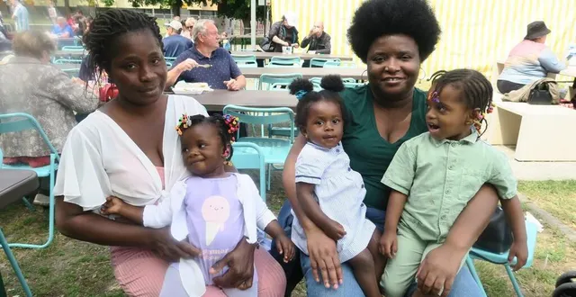 photo  « dans notre pays en côte d'ivoire, il y a des grandes fêtes aussi. c’est bien », souriaient sophie et koulibali, deux dames du quartier, venues avec leurs enfants.  &copy;  ouest-france 