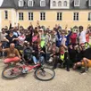 photo  samedi midi 24 mai 2025, dans la cour du château de dobert, à avoise. après le pique-nique, les participants à la balade gourmande sont remontés en selle pour prendre le dessert à sablé. 