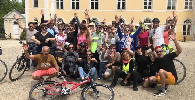 photo  samedi midi 24 mai 2025, dans la cour du château de dobert, à avoise. après le pique-nique, les participants à la balade gourmande sont remontés en selle pour prendre le dessert à sablé.  &copy;  ouest-france 
