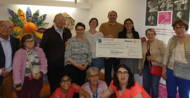 photo  le rotary bérengère, à travers sa section marcher pour servir, a remis un chèque de 1 020 € au foyer anaïs.  &copy;  le maine libre 