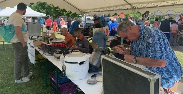 photo  le stand de réparation n’a pas désempli de la journée.  &copy;  le maine libre 