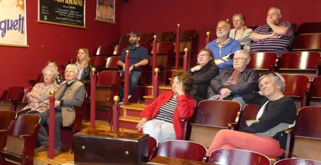 photo  les visiteurs ont écouté benjamin laburthe tolra leur présenter d’exceptionnelles boîtes à musique.  &copy;  le maine liber 