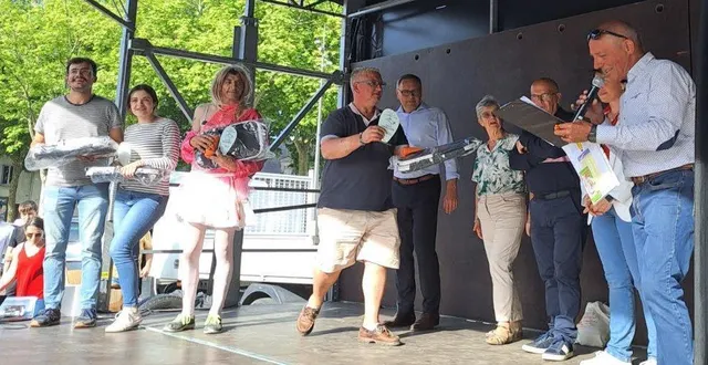 photo  yann niore, en compagnie du maire et d’autres élus, a récompensé les pilotes et voitures sélectionnés.  &copy;  co 