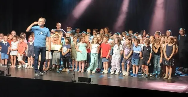 photo  stéphane héraud, enseignant et chef de chœur, a dirigé les deux chorales réunies.  &copy;  co 